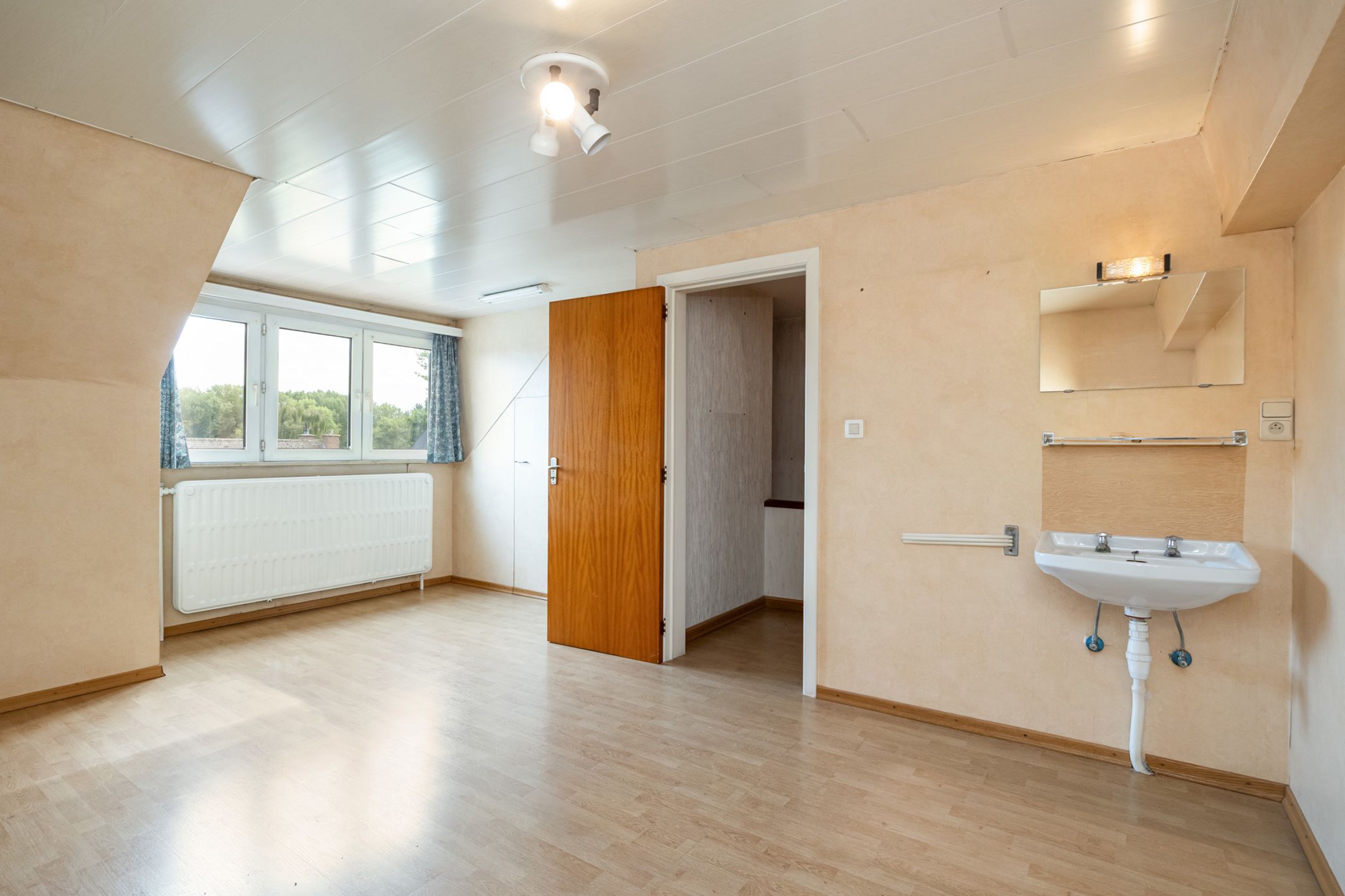Te renoveren woning met zicht op velden in Grimbergen foto 12