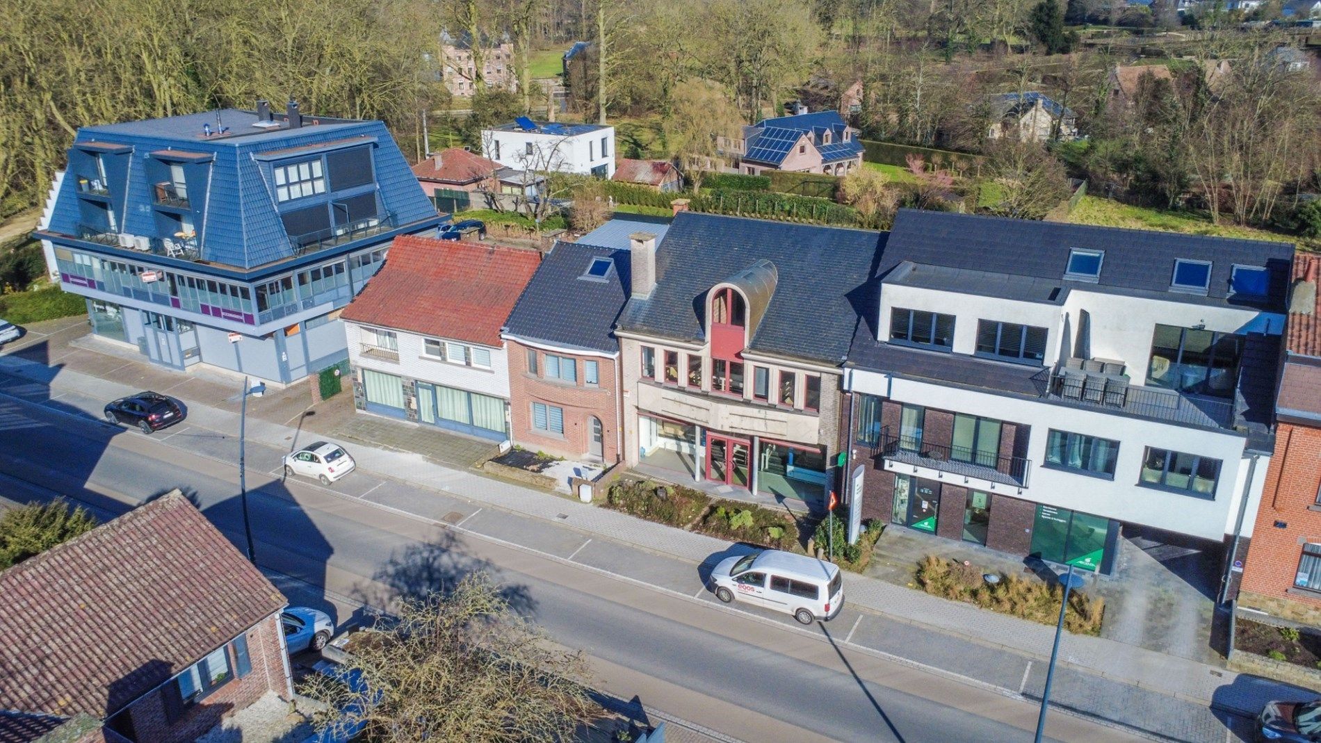 Zéér ruim (475m²) handelspand te centrum Sint-Pieters-Leeuw! foto 2