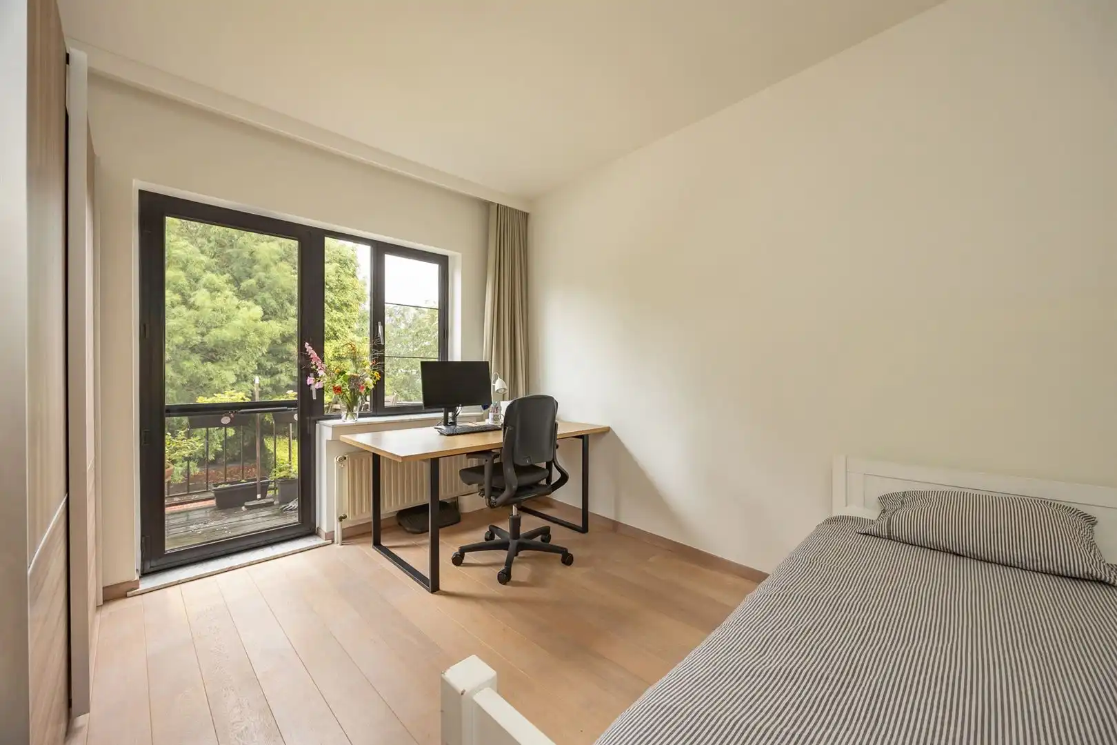 Verzorgd en ruim appartement met 2 slk en garagebox. foto 10