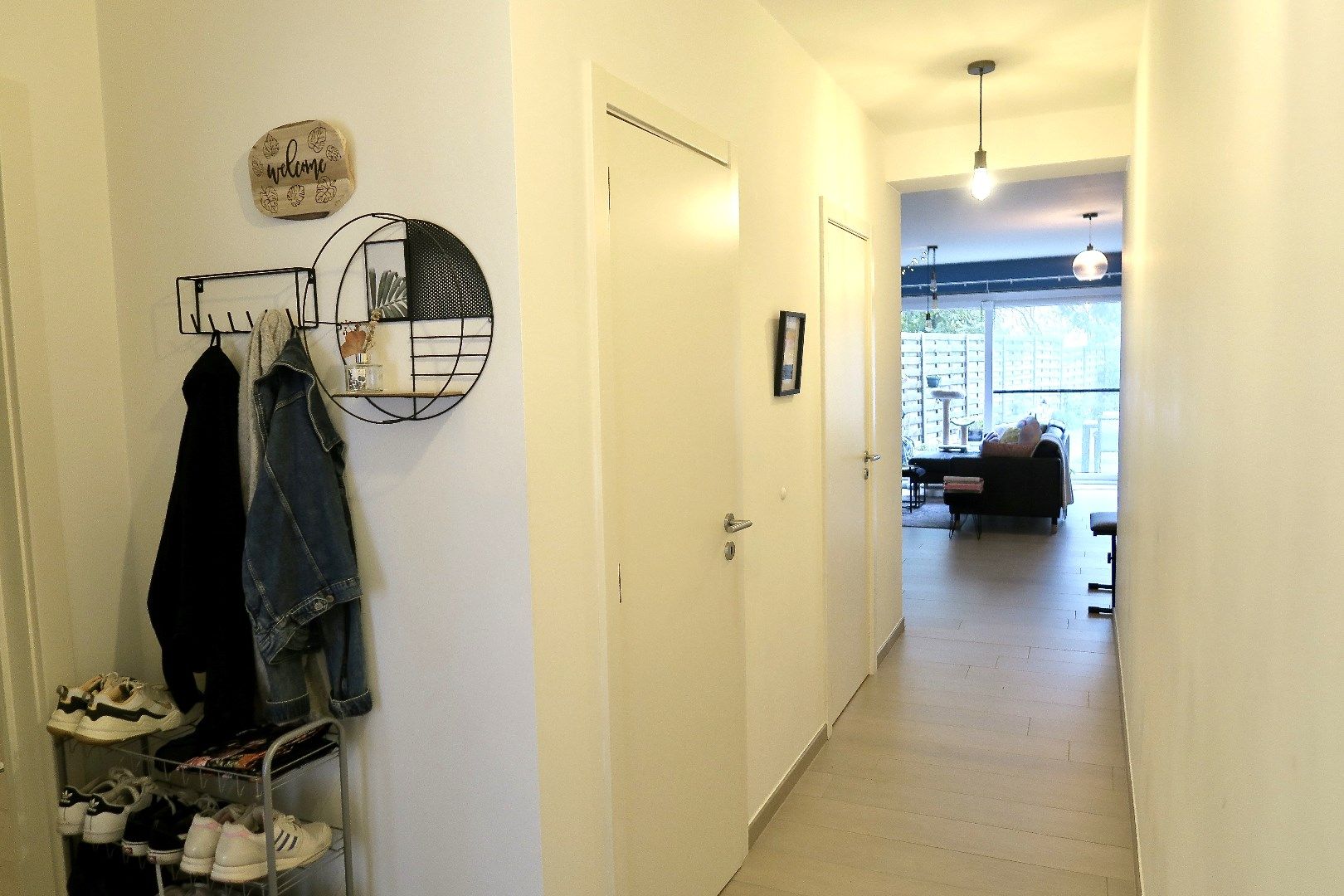 Bijna-nieuwbouw gelijkvloers appartement met tuin. foto 2