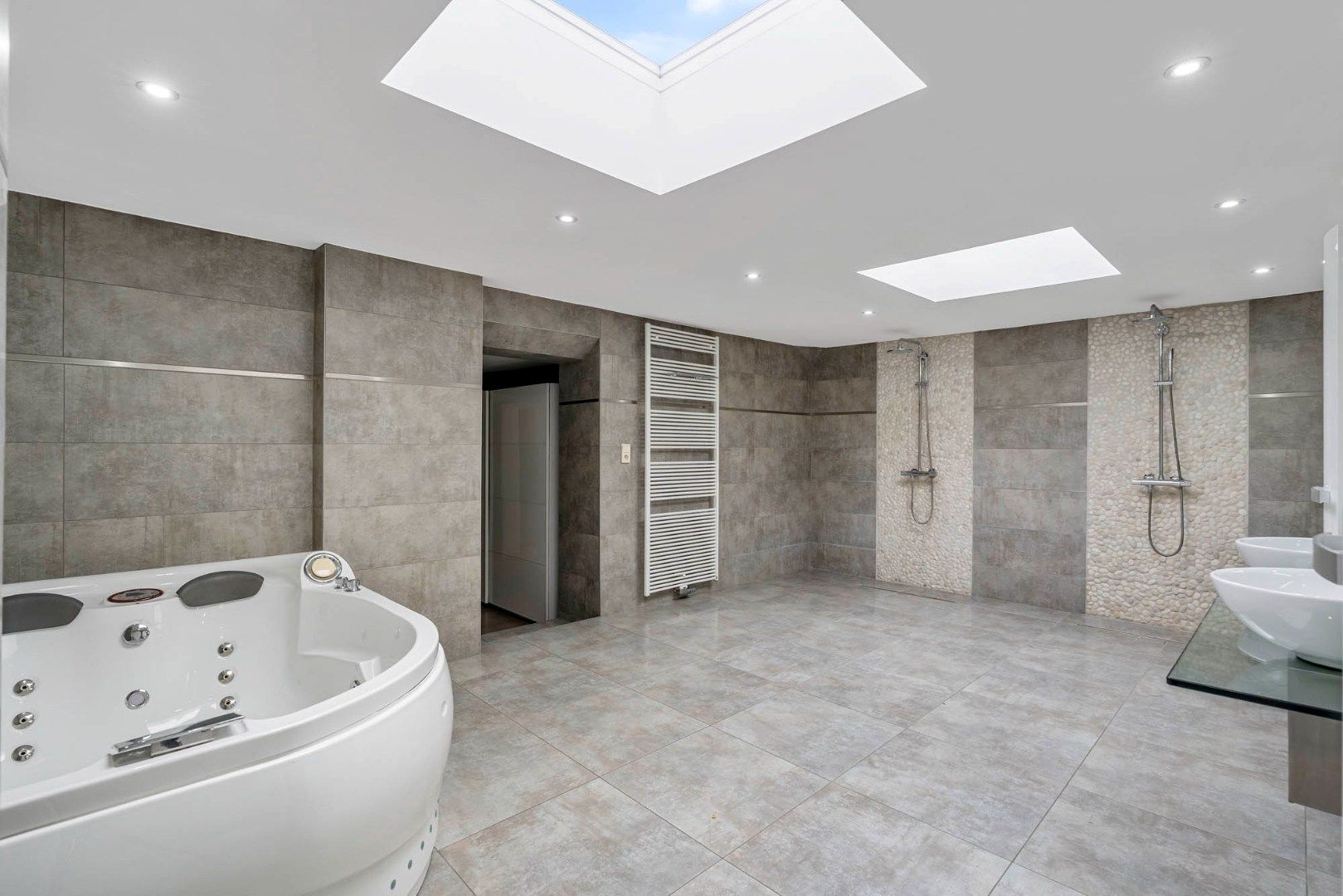 Bedrijfsgebouw met kantoren, magazijnen en woonst - groot 2580 m² foto 35