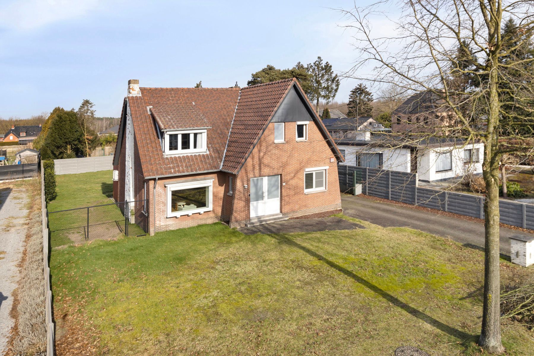 Ruim en stijlvol familiehuis, 4 Slaapkamers, grote tuin.  foto 2