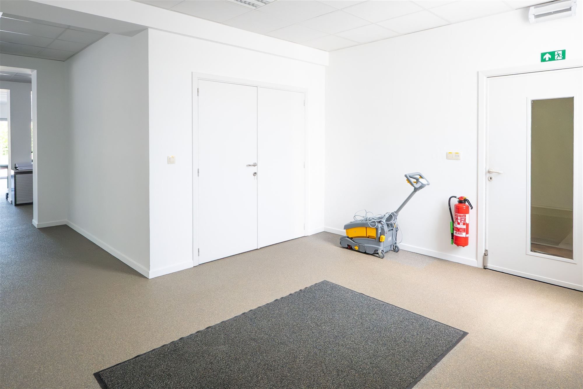 GVL handelspand/kantoor met parking op uitstekende ligging foto 12