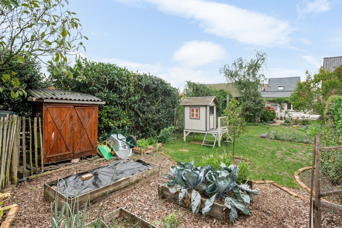 Super charmante, halfopen starterswoning met 2 slpk. en toffe tuin foto 24