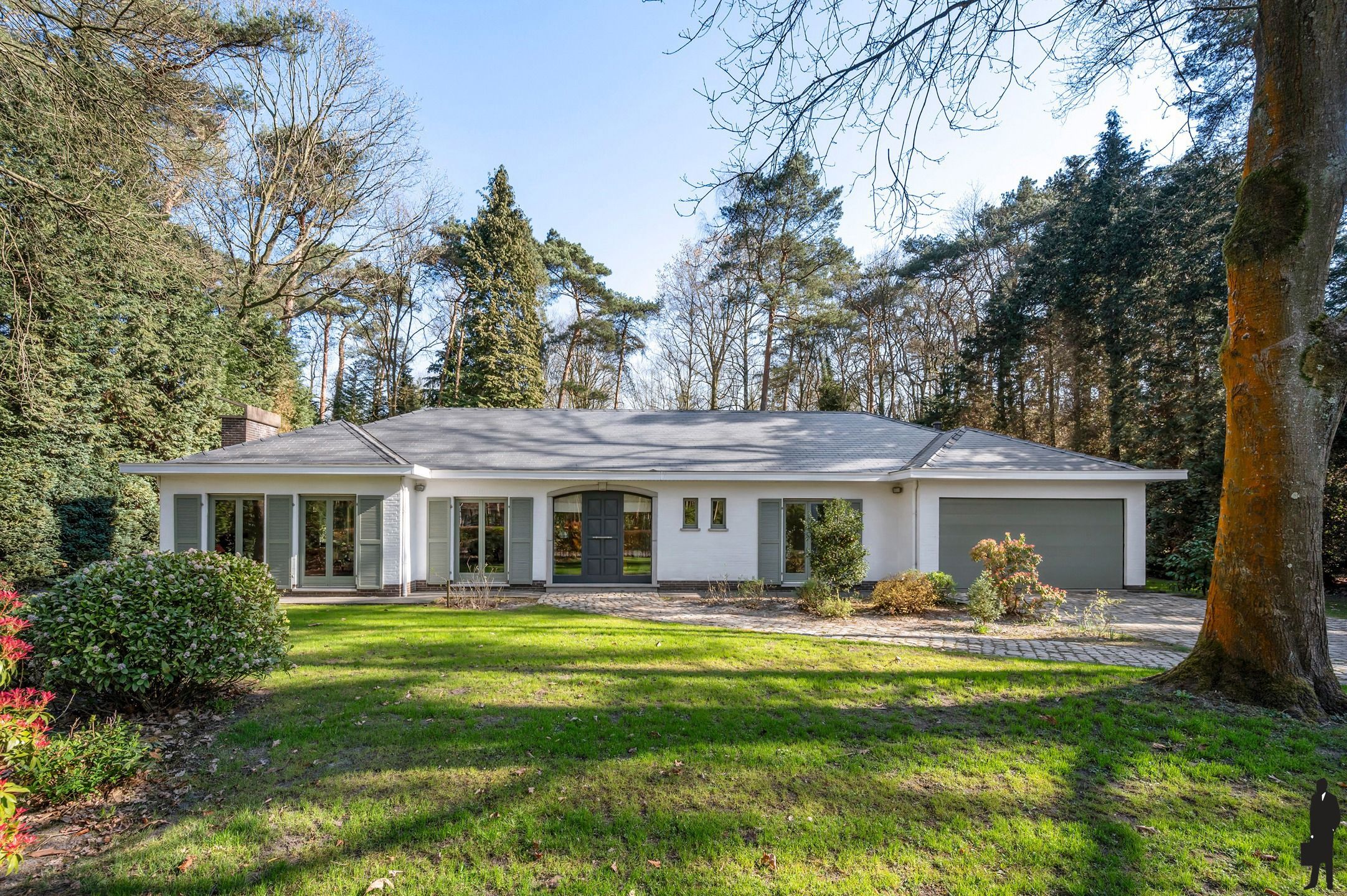 Energetisch gerenoveerde gelijkvloersvilla! foto {{pictureIndex}}