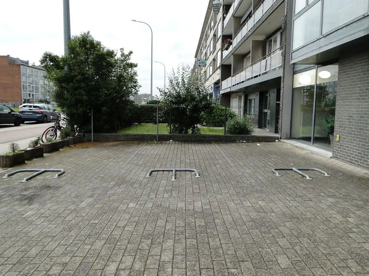 Handelsgelijkvloers met 3 autostaanplaatsen foto 4