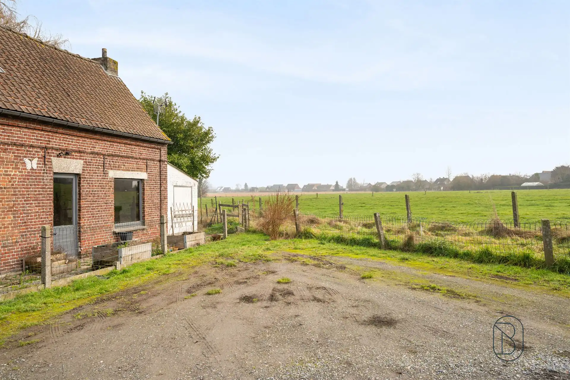Volledig te renoveren woning, veel potentieel! foto 3