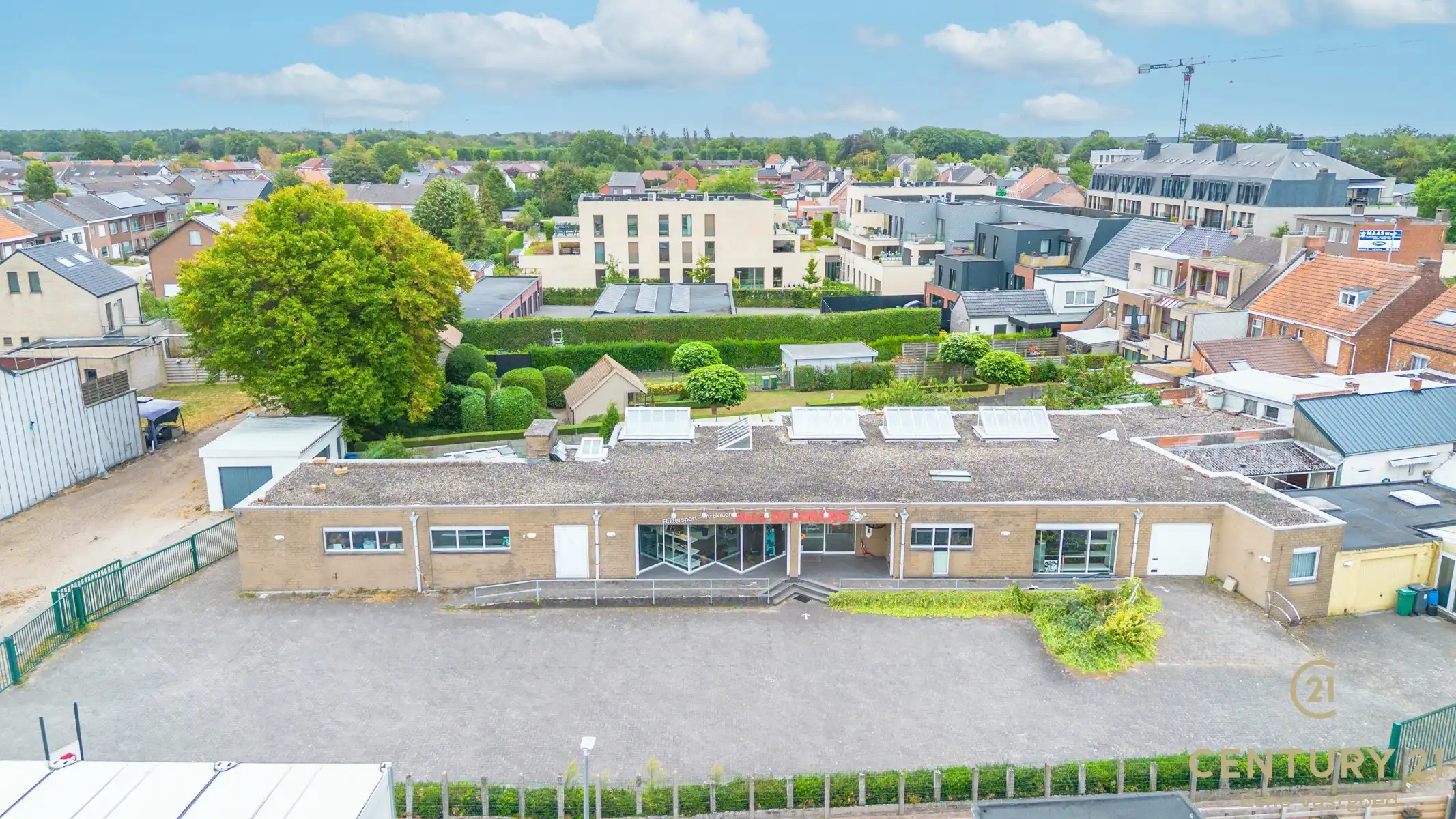 Topgelegen handelspand met magazijn en privatieve parking foto 2