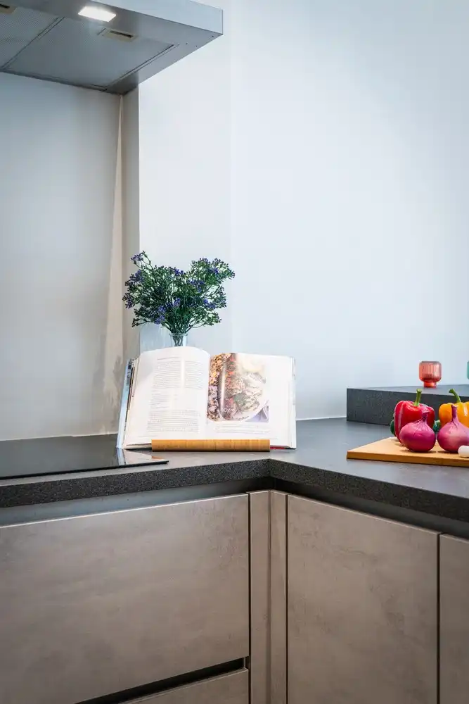 Stijlvol gerenoveerd appartement met hoge plafonds, 2 slpks vlak bij zee te koop in Oostende foto 9