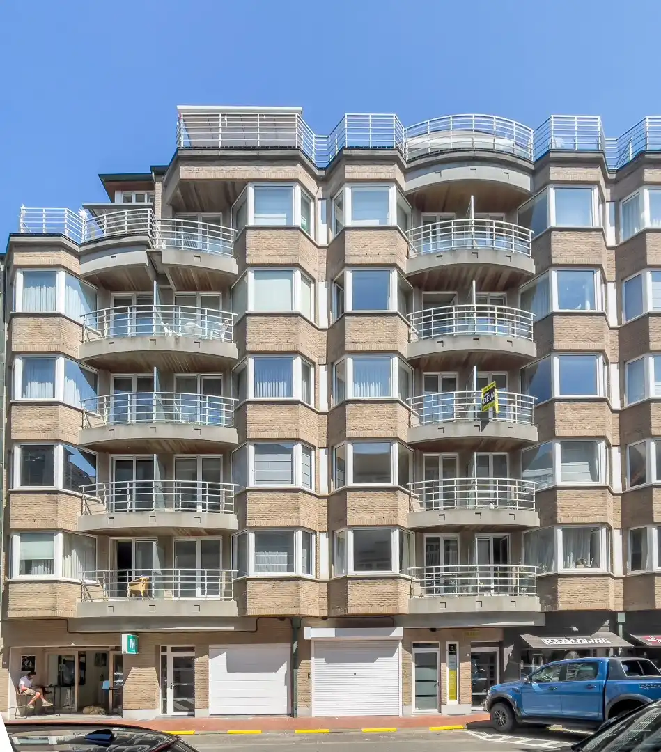 Mooi gerenoveerd appartement met zijdelings zeezicht op enkele passen van de dijk en het Driehoeksplein. Mogelijkheid tot aankoop parking in het gebouw. foto 22