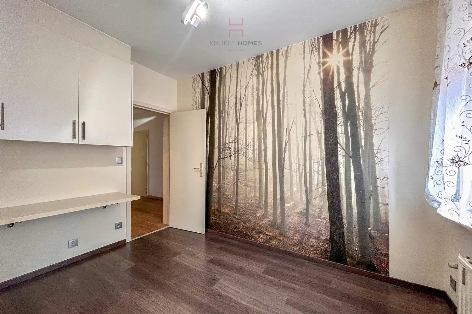 Ongemeubeld twee slaapkamer appartement in de Piers De Raveschootlaan te Knokke. foto 10