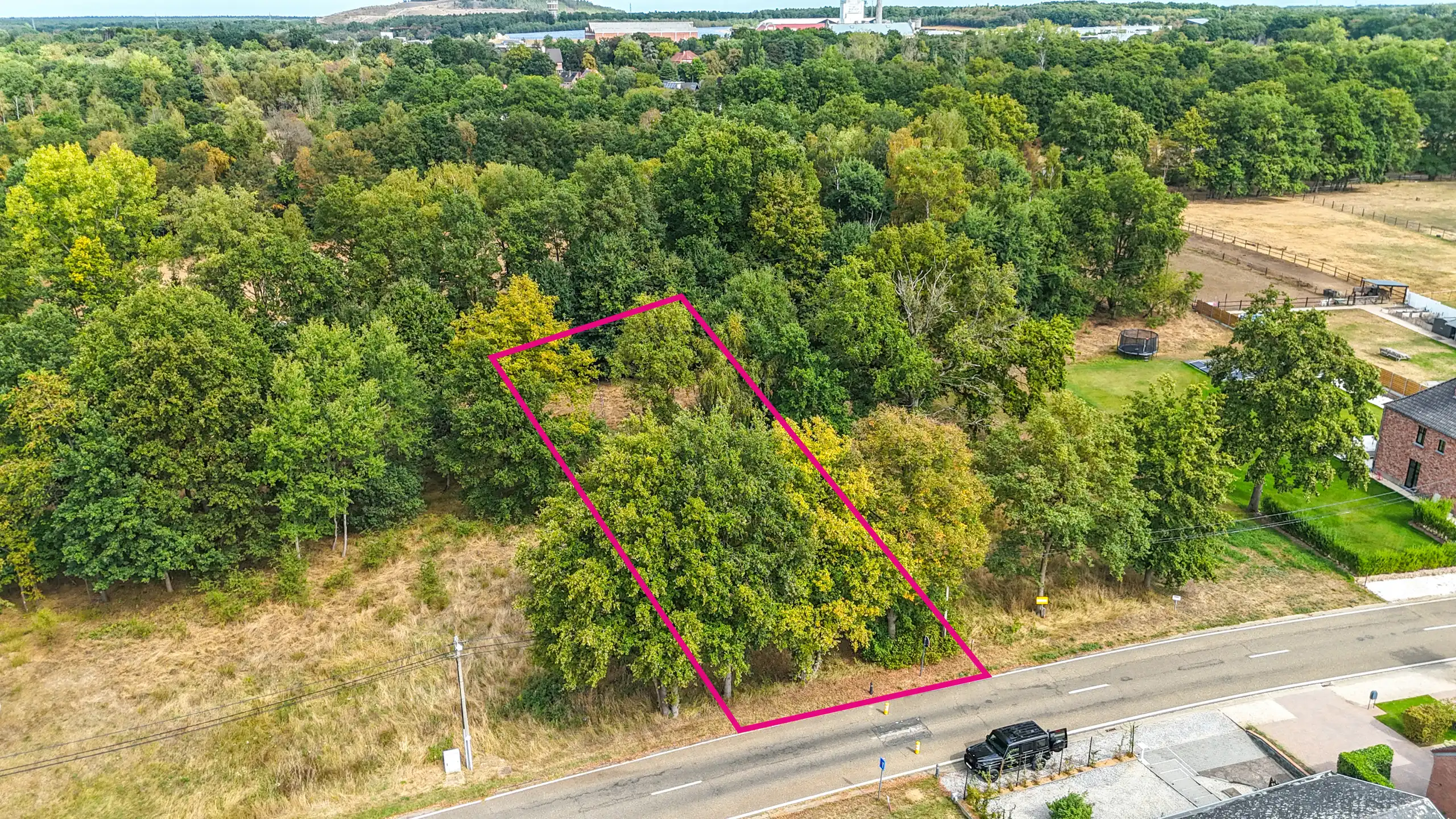 Ruim en groen gelegen bouwperceel (13a) voor open bebouwing! foto {{pictureIndex}}