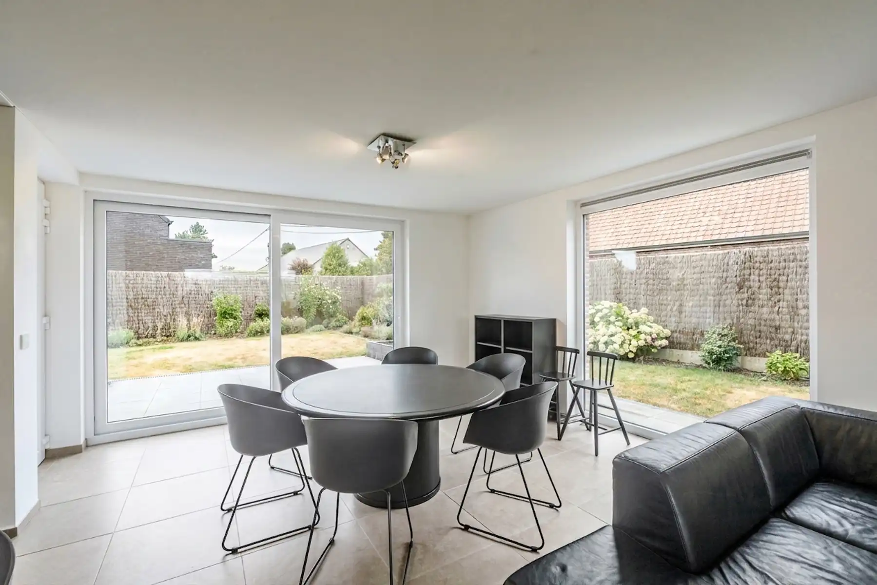 Gezellige recente halfopen bebouwing met tuin en staanplaatsen foto 2