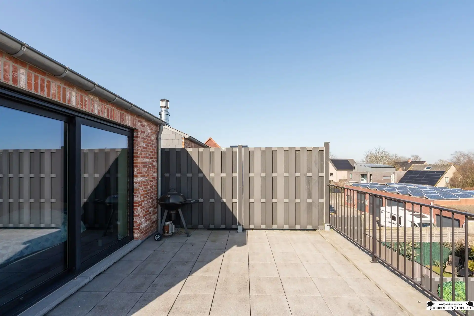 Lichtrijk en modern appartement met prachtig (dak)terras foto 16