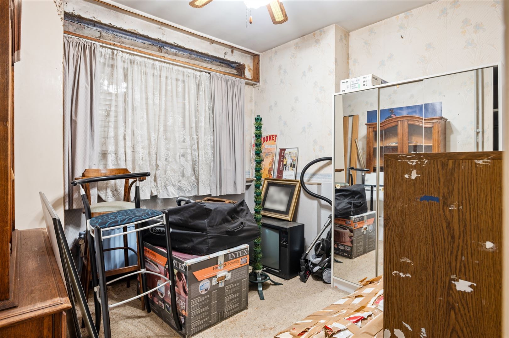 Ruime te renoveren woning in het gegeerde Ekeren-Donk. foto 18
