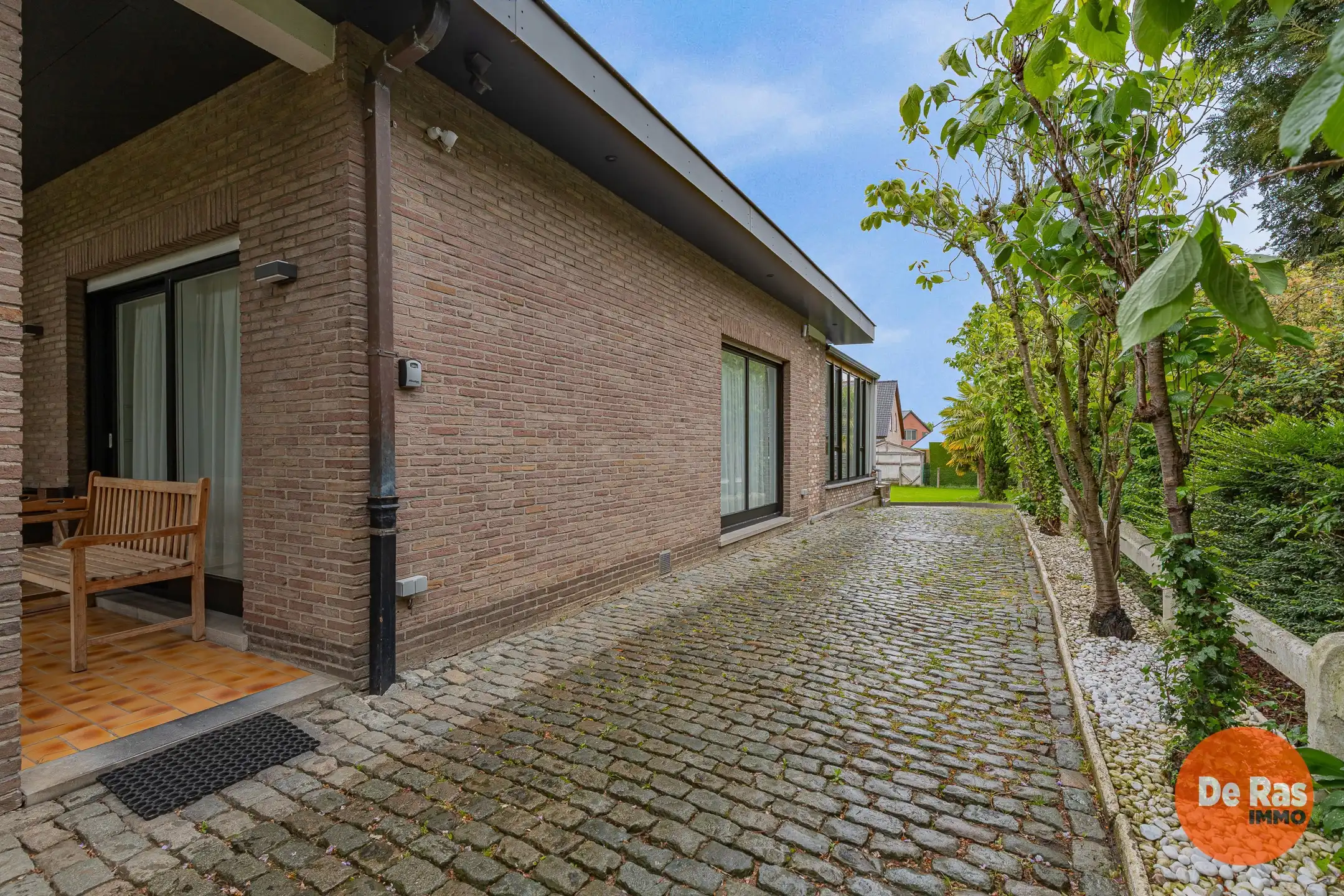 HERZELE  - Totaal gerenoveerde bungalow in rustige wijk foto 26