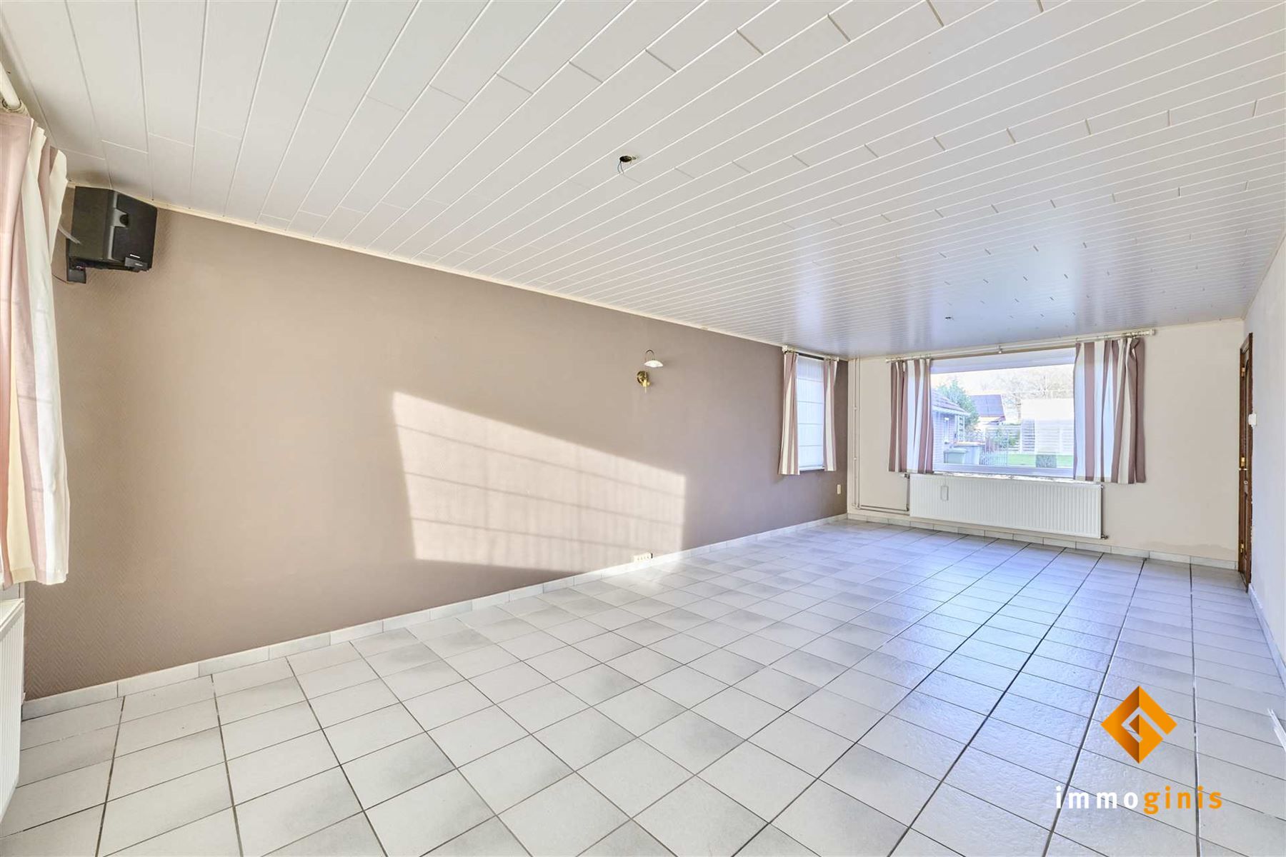 Zéér ruime woning met 5 slaapkamers en 2 badkamers op een ruim perceel van 12a40ca. Uitbreiding op zolder mogelijk! foto 3