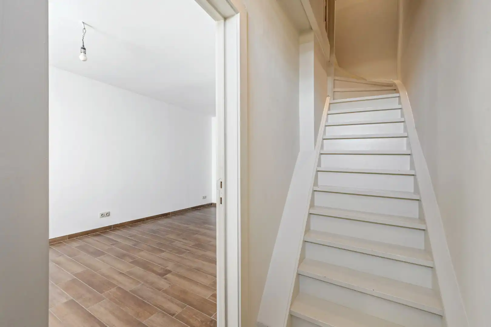 Grotendeels gerenoveerde woning met 2 slaapkamers, ruime zolder en tuin te Menen foto 5