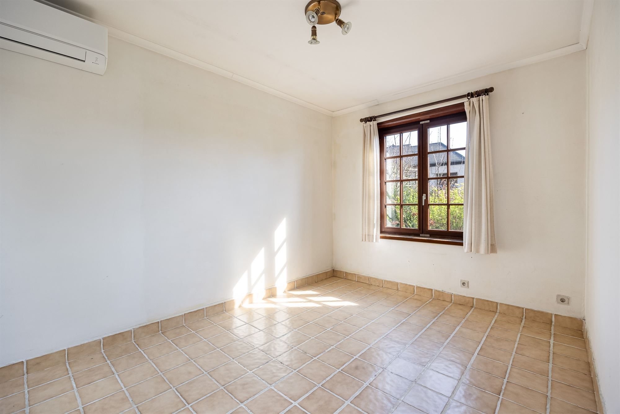 Open bebouwing met drie slaapkamers en grote tuin foto 14