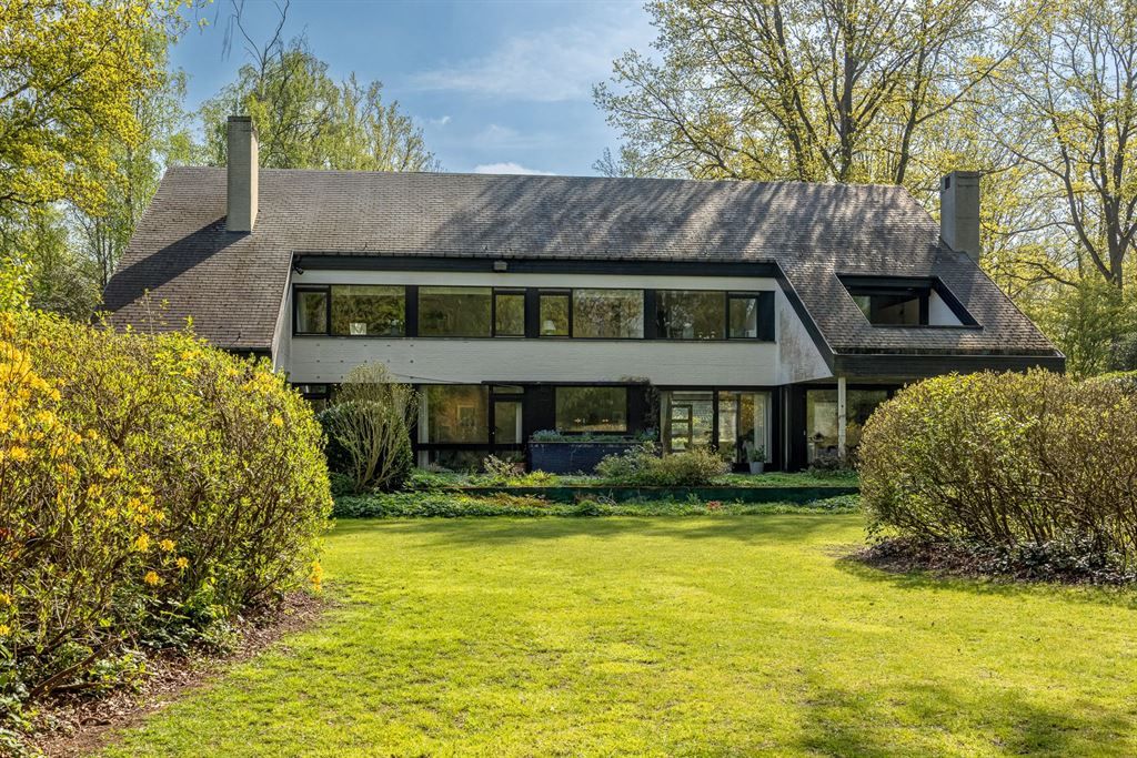 Hoofdfoto van de publicatie: Moderne stijlvilla grenzend aan de landerijen van het kasteel van 's-Gravenwezel