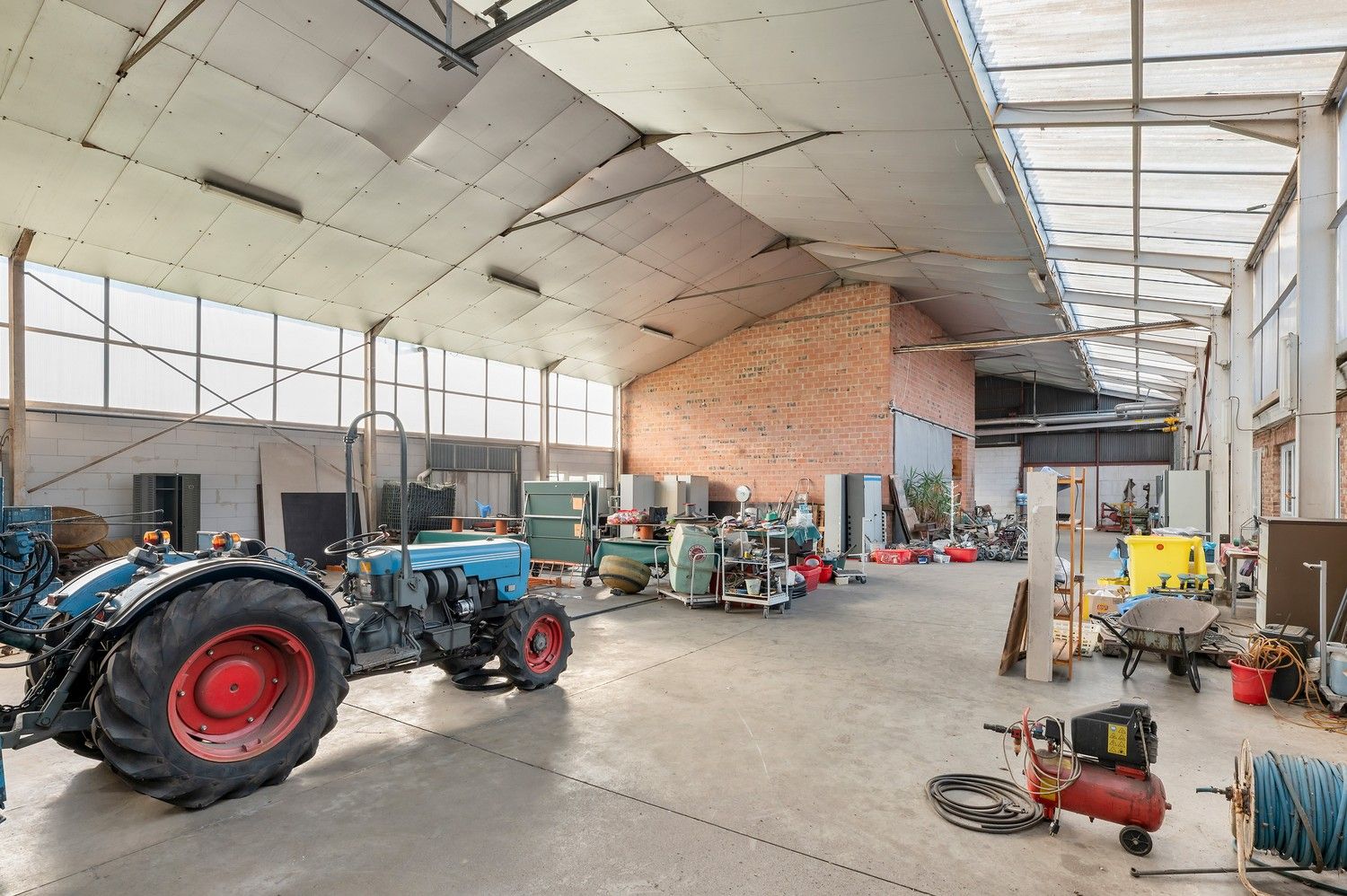 Ruime open bebouwing met loods en garages op ca. 1,7 ha – landelijke ligging in agrarisch gebied. foto 17