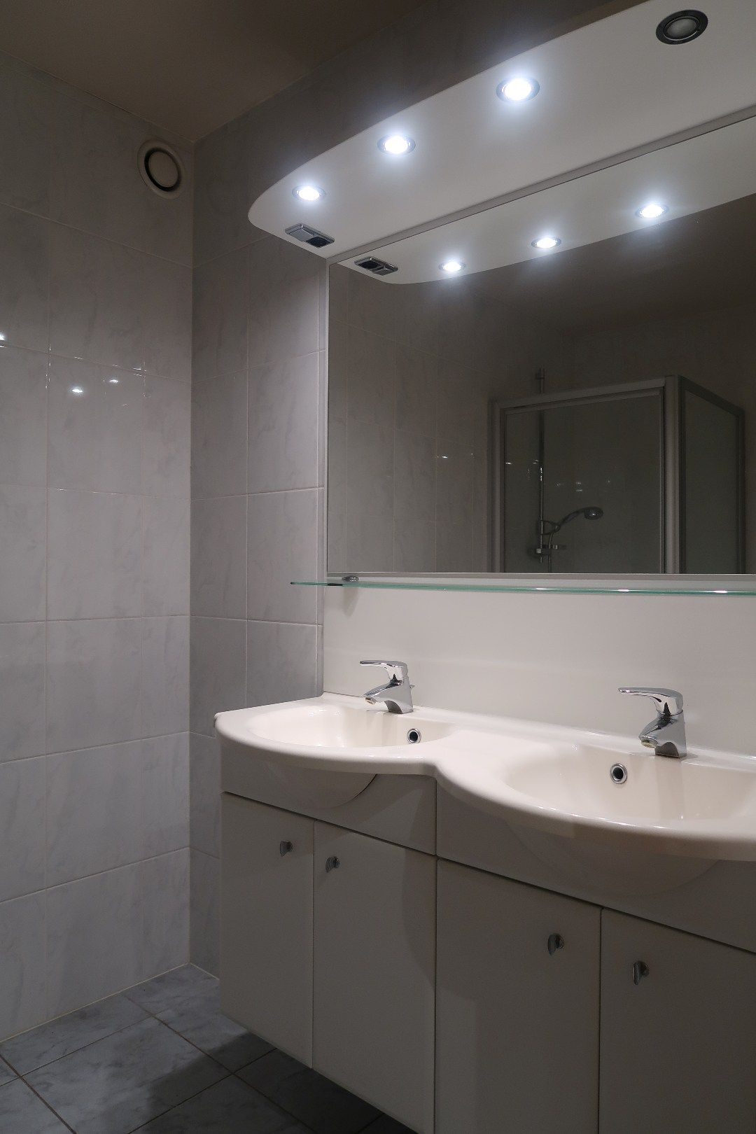 Ruim, verzorgd appartement met 2 slaapkamers en 2 terrassen in Hartje Jabbeke foto 12