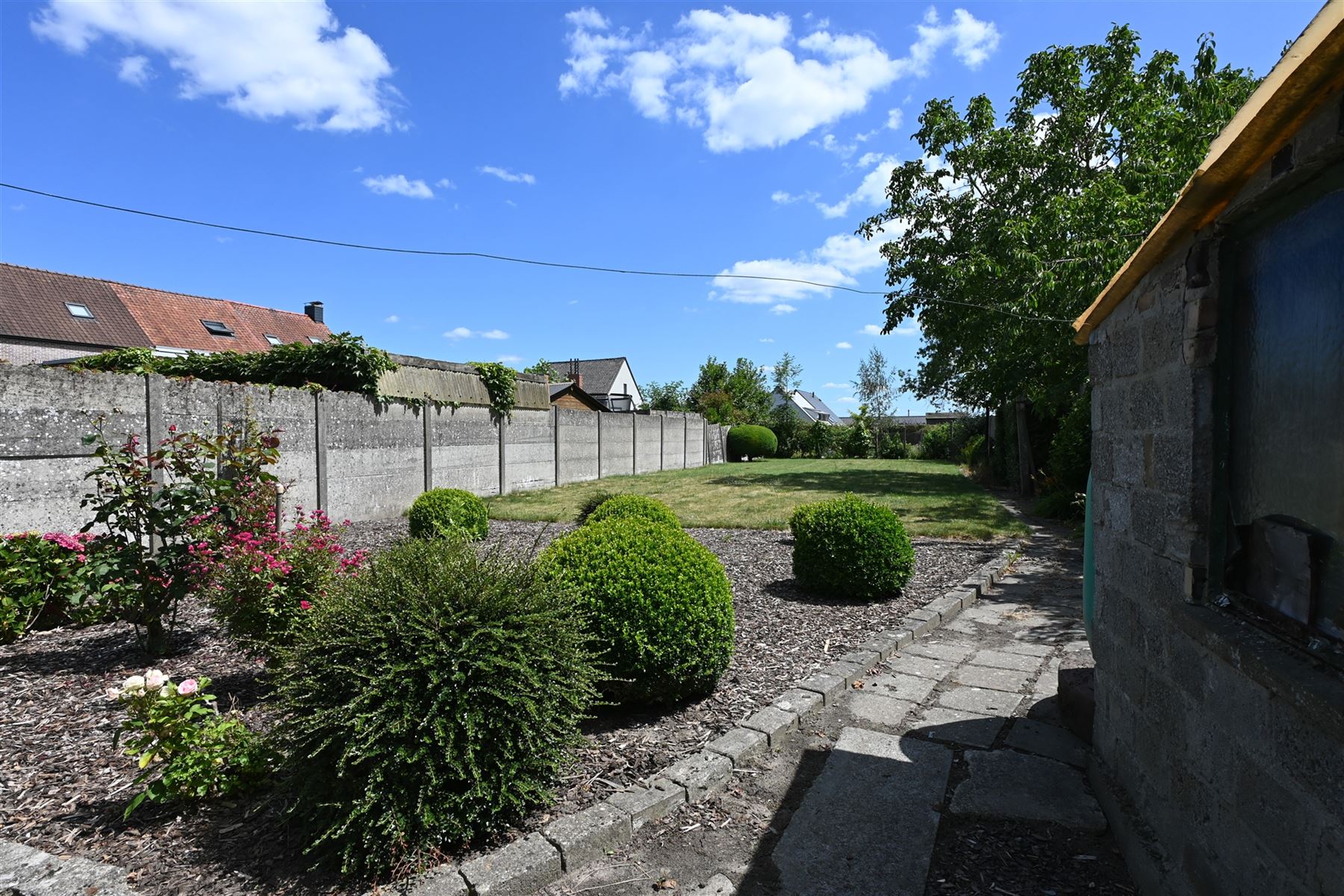 Centraal gelegen woning op 650m²  met loods foto 8