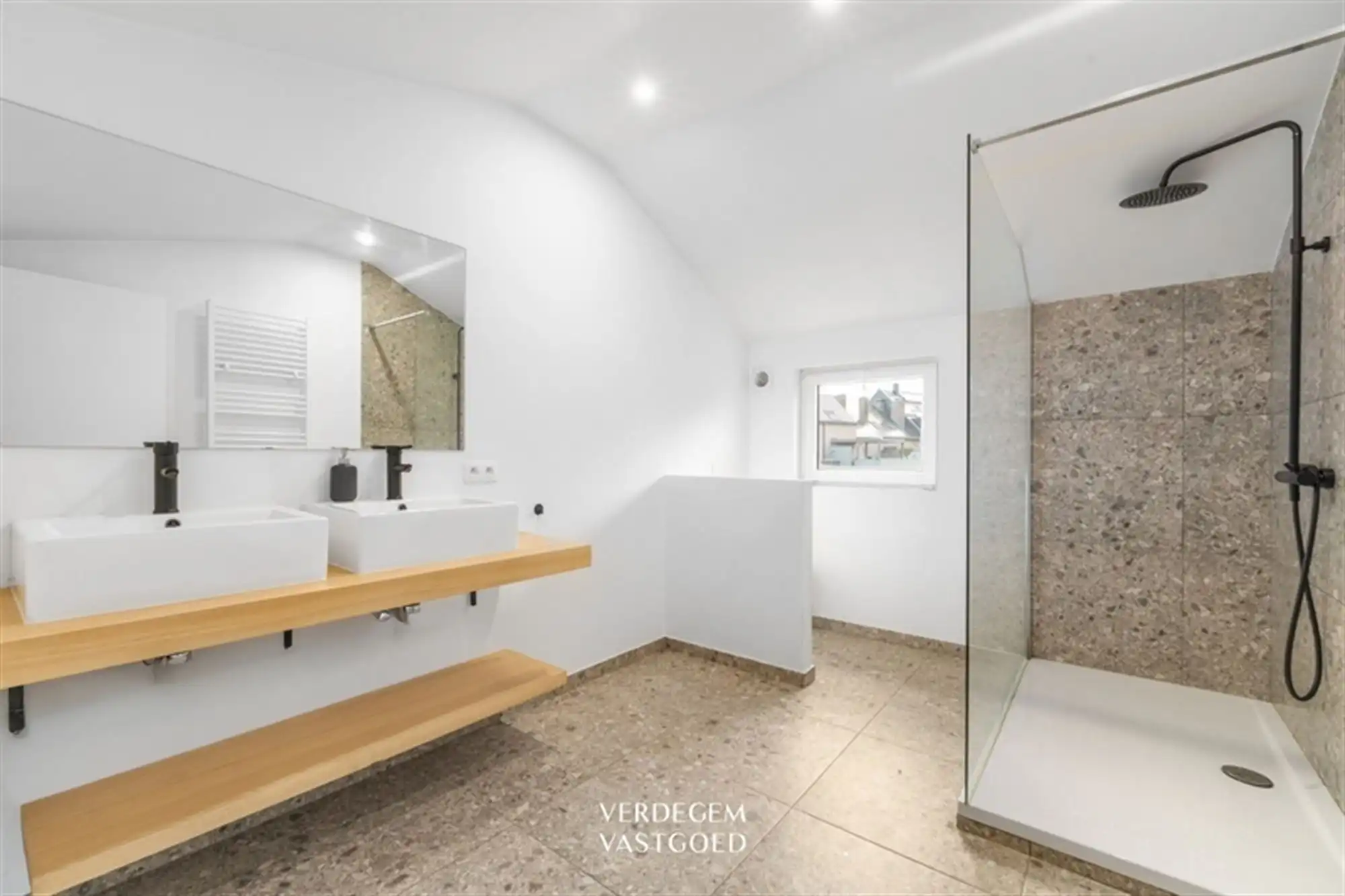 Mooi gerenoveerde gezinswoning met 3 slaapkamers en verrassend grote tuin foto 15