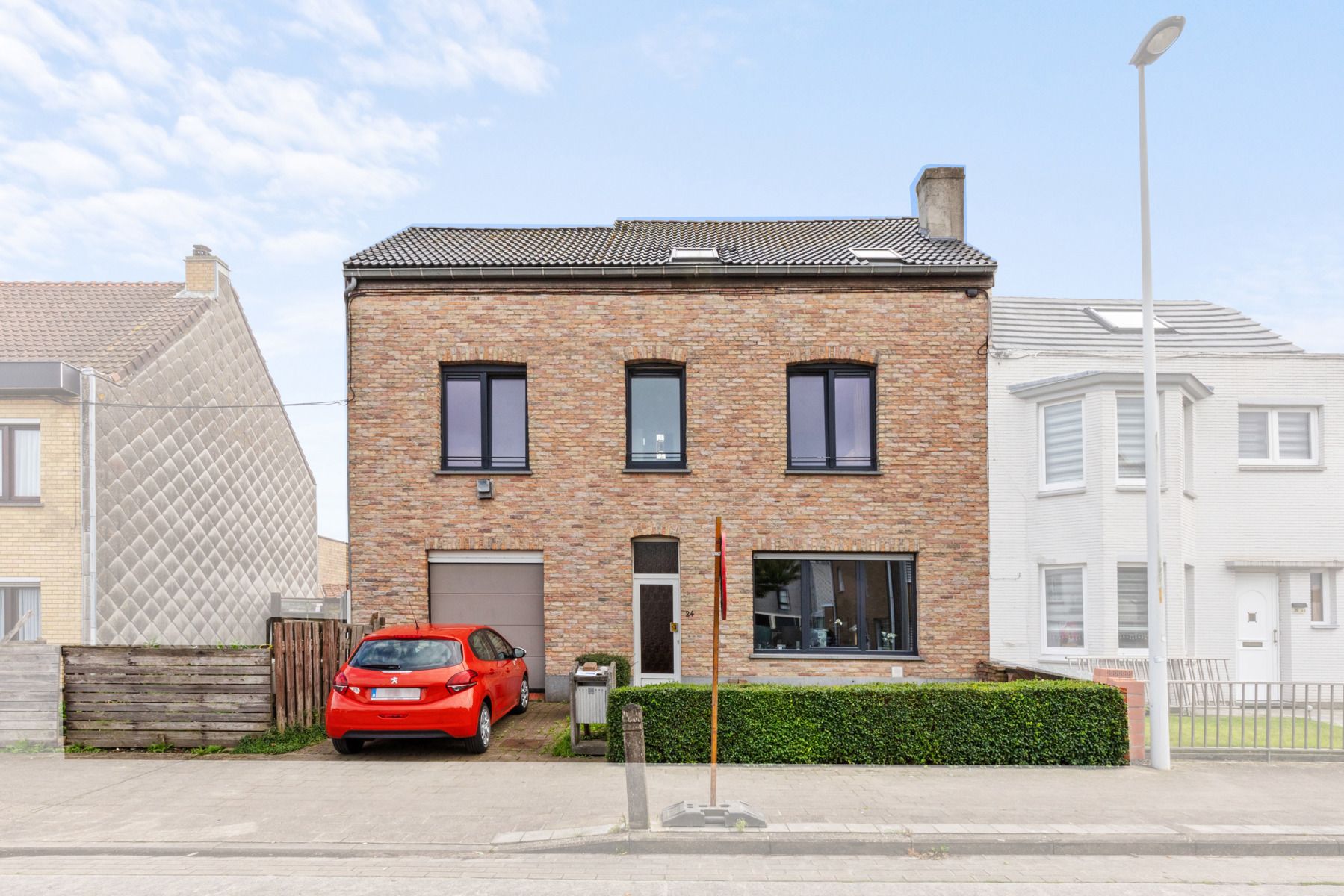 Volledig te renoveren woning met 6 slpk. en veel potentieel  foto 2