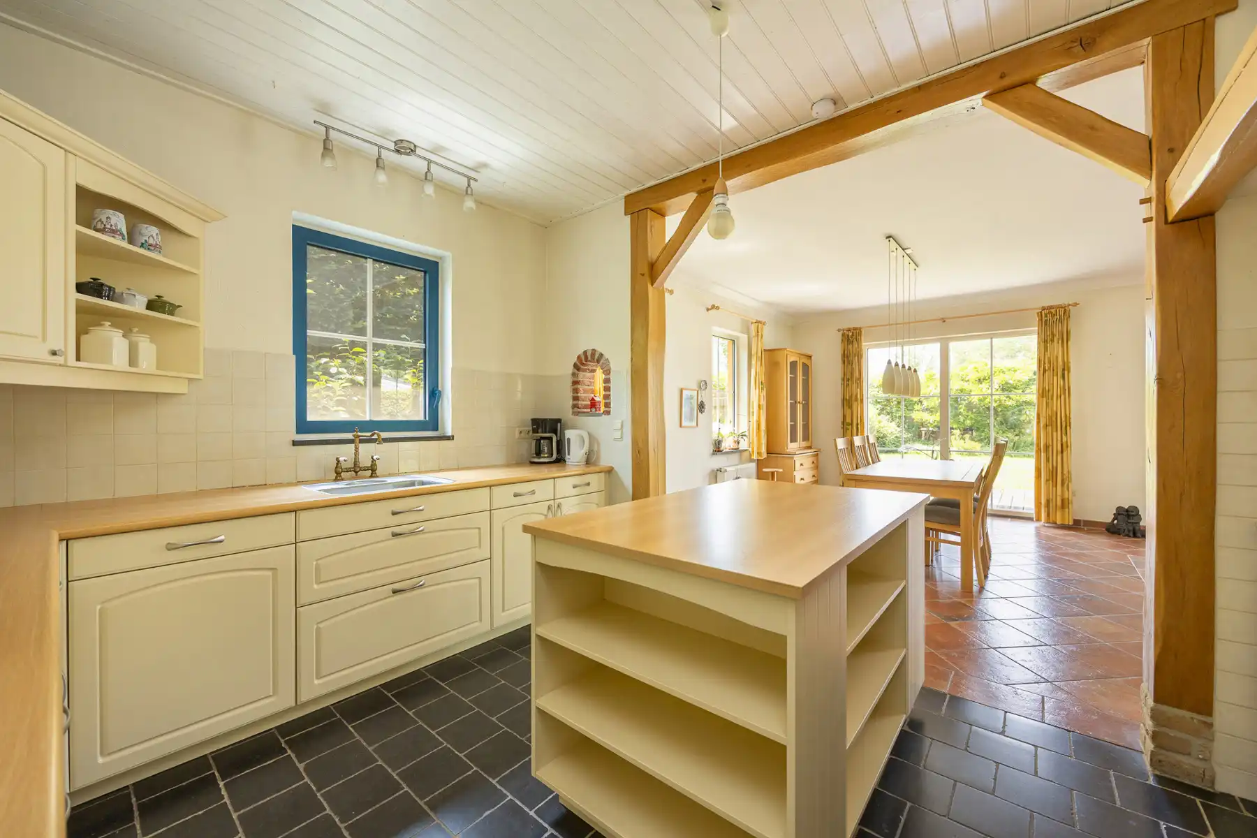 Instapklare eengezinswoning met 4 slaapkamers op een perceel van 1.296m².  foto 8