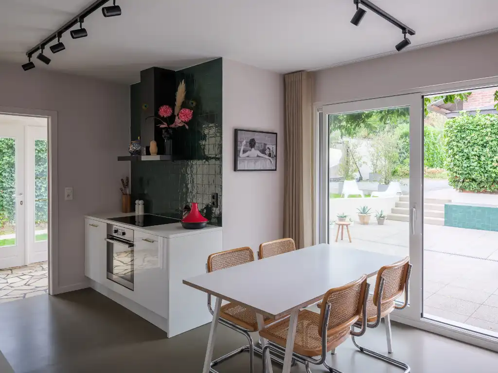 Karaktervolle woning met polyvalente achterbouw en aangename tuin in Westrem. foto 11