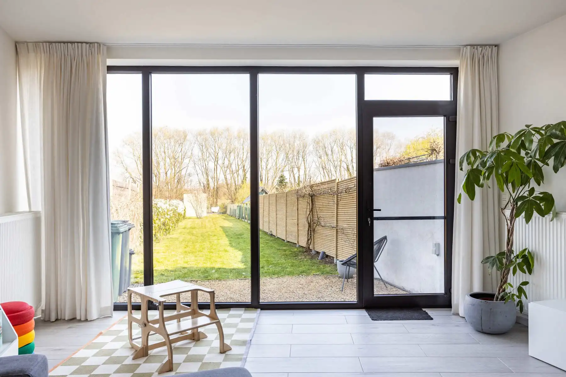 Instapklare totaal gerenoveerde woning in verkeersluwe straat! foto 9