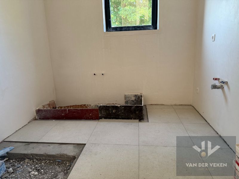 Ruime en volledig afgewerkte half open BEN-woning met 3 slaapkamers te bewonderen in het gezellige Kermt foto 9