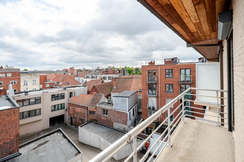 Roeselare-centrum. Lichtrijk 2-slaapkamerappartement in hartje Roeselare met vooraan en achteraan prachtige terrassen. Overal dichtbij en op 4 hoog gelegen ! foto 15