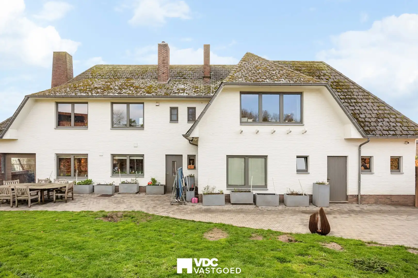 Ruime villa met praktijkruimte of extra woonruimte, zicht op bloesemweide en perceel van 1.745 m² foto 2