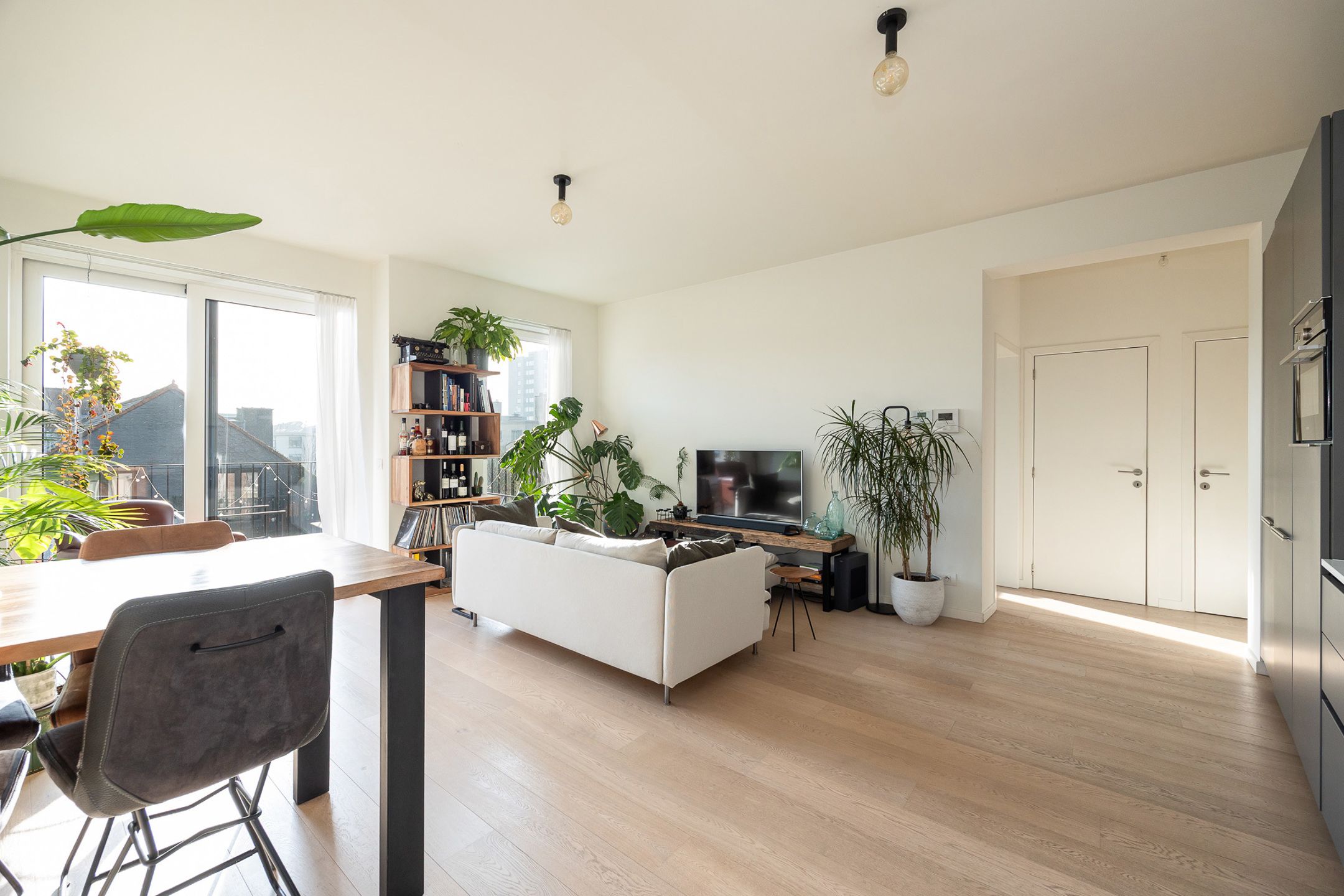 ANTWERPEN - Lichtrijk appartement met zonnig terras van ca. 10M2 foto 2