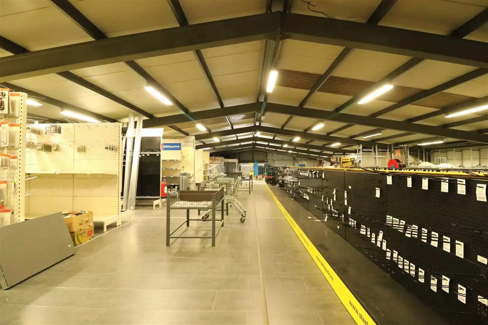 KMO-unit met kantoor en parking foto 12