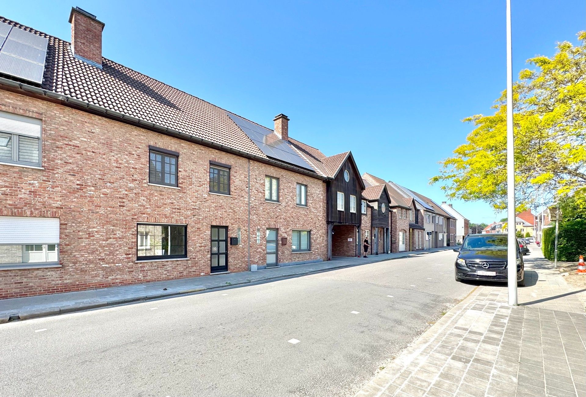 INSTAPKLARE WONING MET 3 SLPKS, TUIN & DUBBELE GARAGE foto {{pictureIndex}}