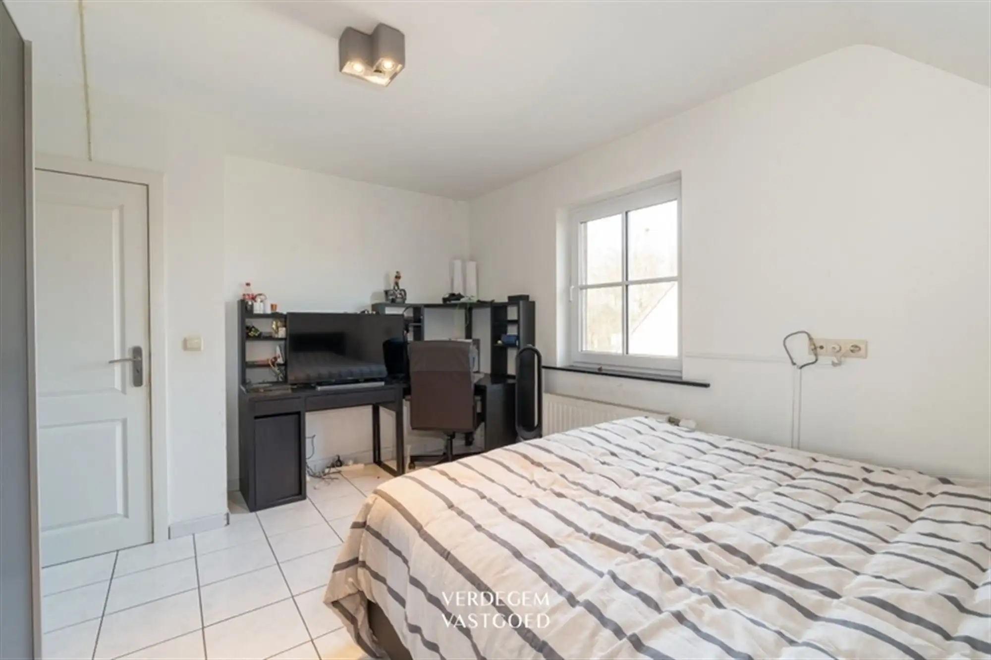 Ruime gezinswoning met 4 slaapkamers, garage en tuin in rustig straatje foto 10