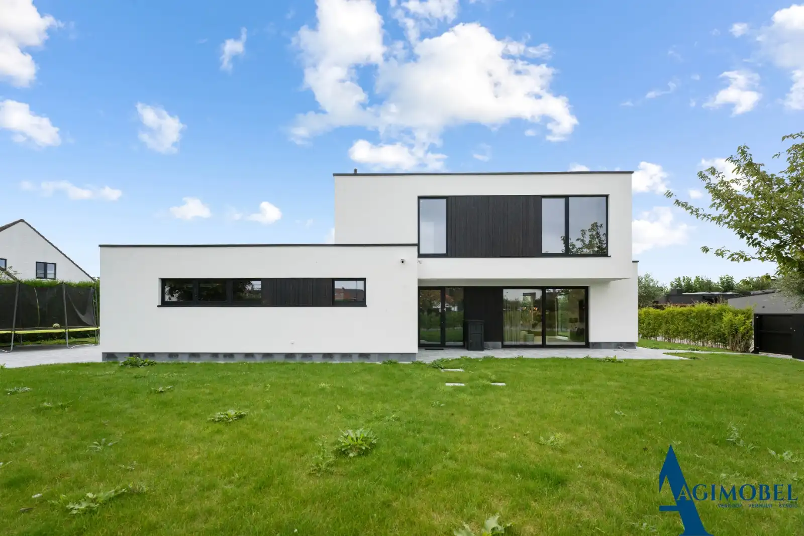 Exclusief te koop: Luxueuze, moderne villa in rustige residentiële omgeving foto {{pictureIndex}}