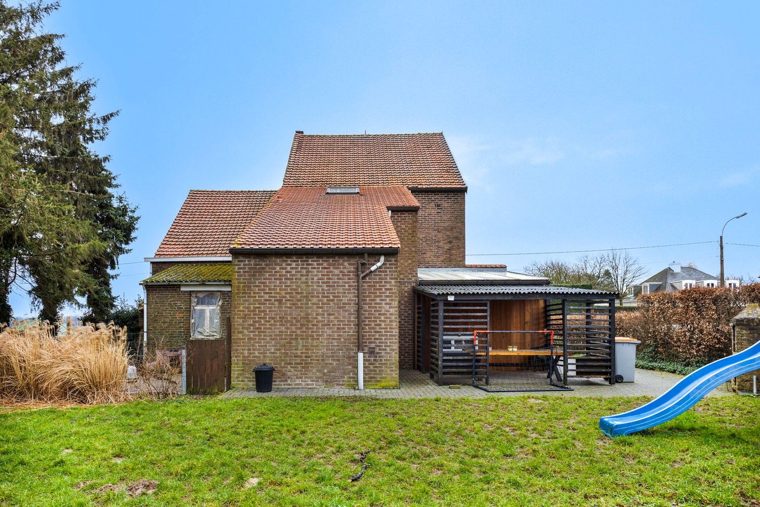 Op te frissen gezinswoning met 3 ruime slaapkamers én veel potentieel in het centrale Kesselt, Lanaken foto 25