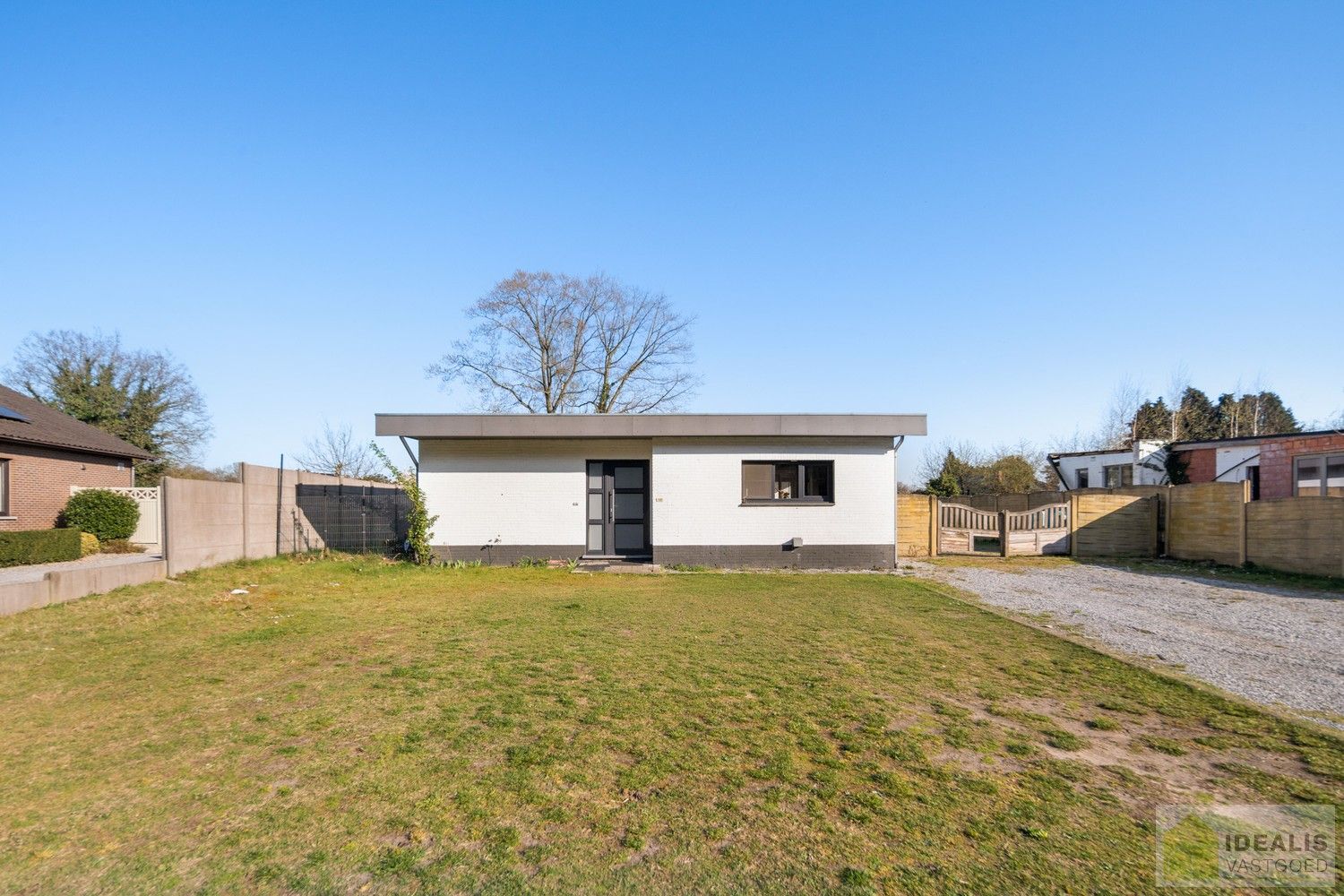 IDEALIS VASTGOED - CHARMANTE INSTAPKLARE GEZINSWONING MET EEN LICHTRIJKE LEEFRUIMTE, MODERNE OPEN KEUKEN MET KOOKEILAND, 3 RUIME SLAAPKAMERS EN BADKAMER. DE WONING IS GELEGEN OP EEN PRACHTIG PERCEEL VAN 12A 68CA! Deze knappe bungalow omvat een aangename 140m² bewoonbare oppervlakte met een lichtrijke woonkamer met aansluitend een moderne open keuken met kookeiland (voorzien van alle comfort), 3 ruime slaapkamers en een badkamer. De woning biedt verder een kelderverdieping en een zeer ruime tuin. Een unieke kans voor kandidaten op zoek naar een instapklaar huis voorzien van alle faciliteiten op een hele fijne locatie tussen de centra van Oudsbergen, Bree en Peer! foto 3