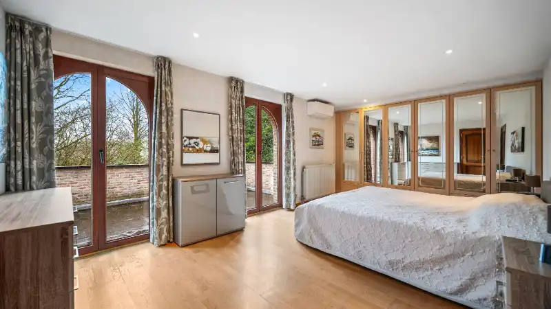 Ruime villa van 336m² op 1 hectare 45 are met vijver foto 21