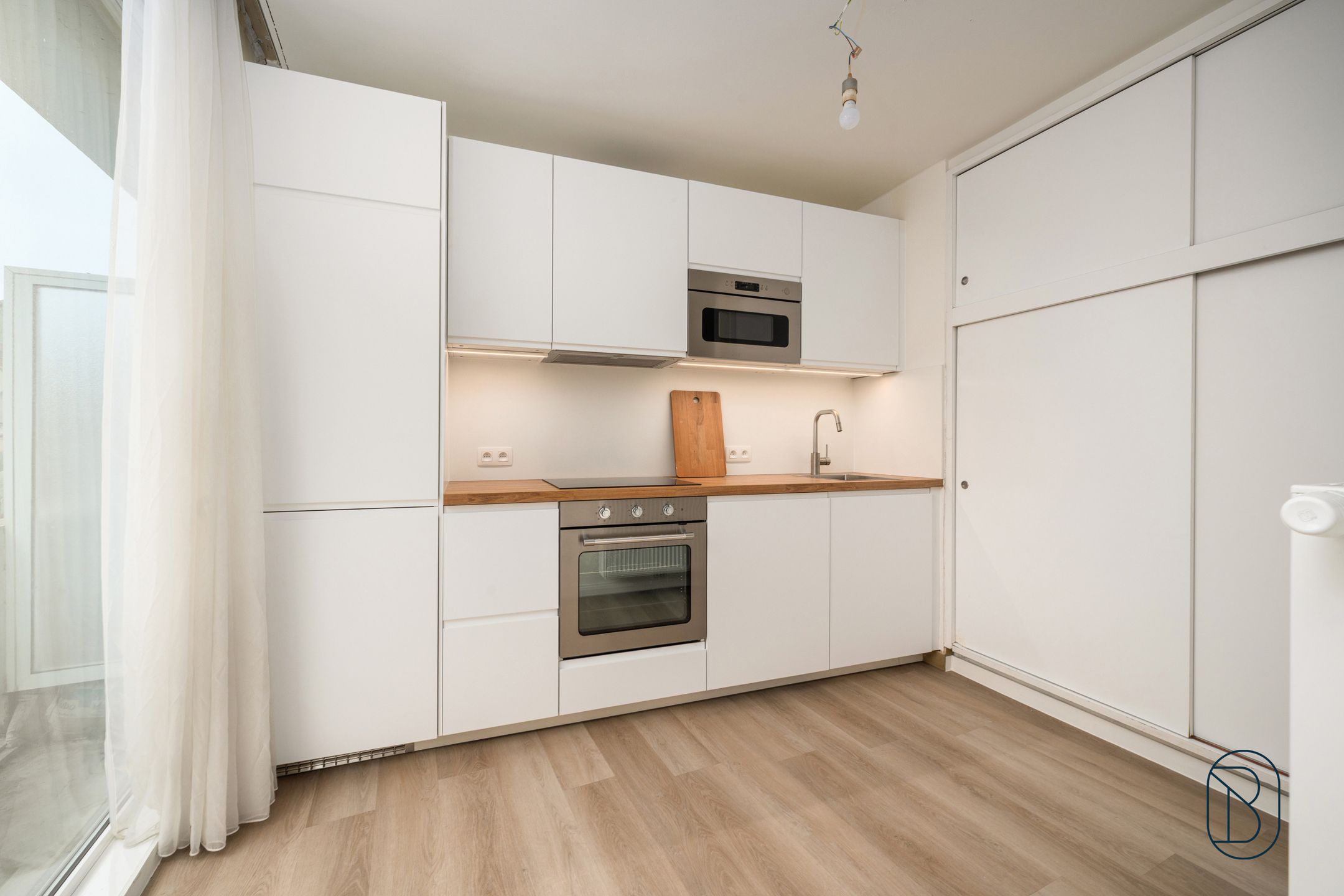 Volledig gerenoveerd appartement met 2 slk in Harelbeke foto 3