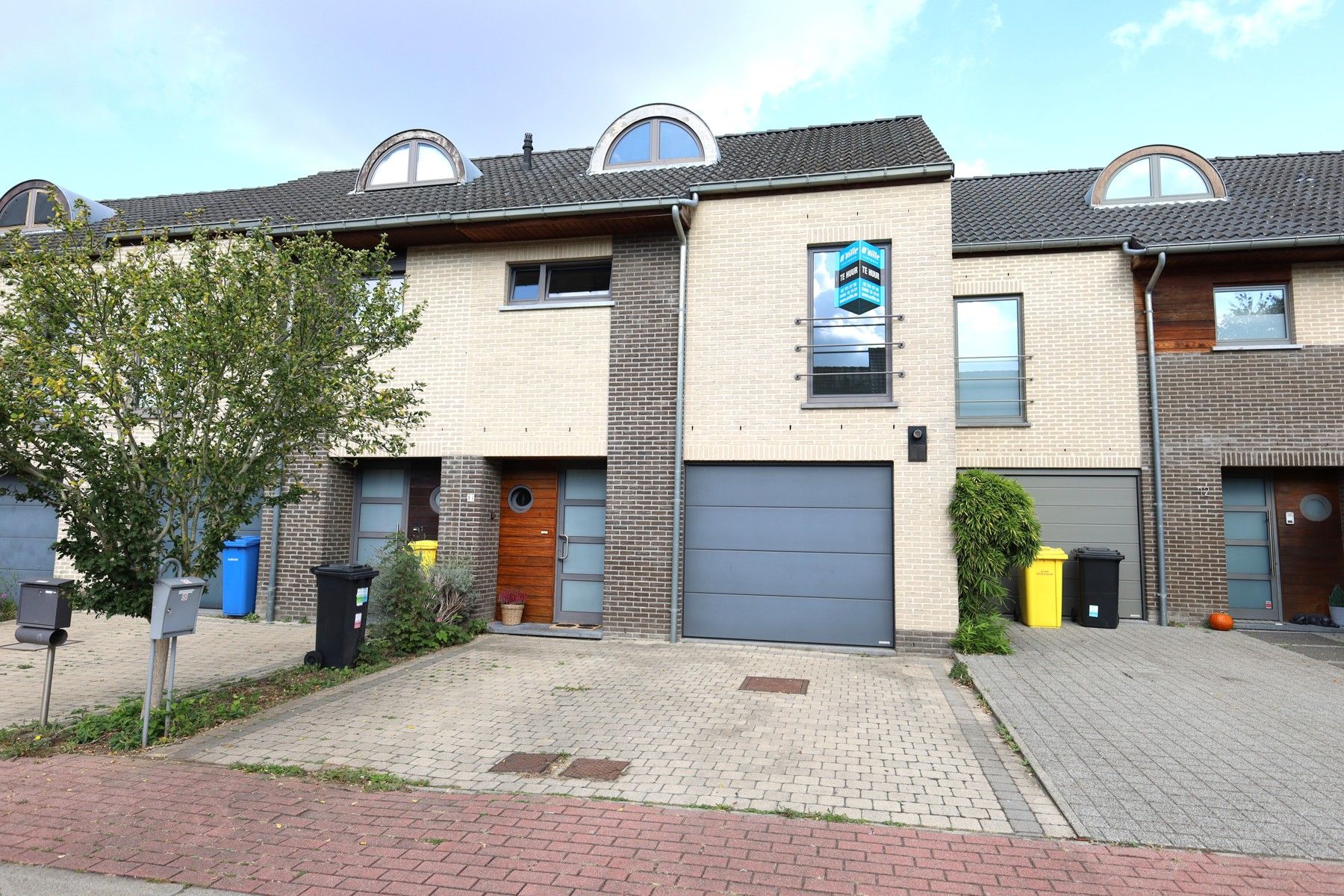 Rustig gelegen woning in een doodlopende straat, met 3 slaapkamers, garage en tuin foto {{pictureIndex}}