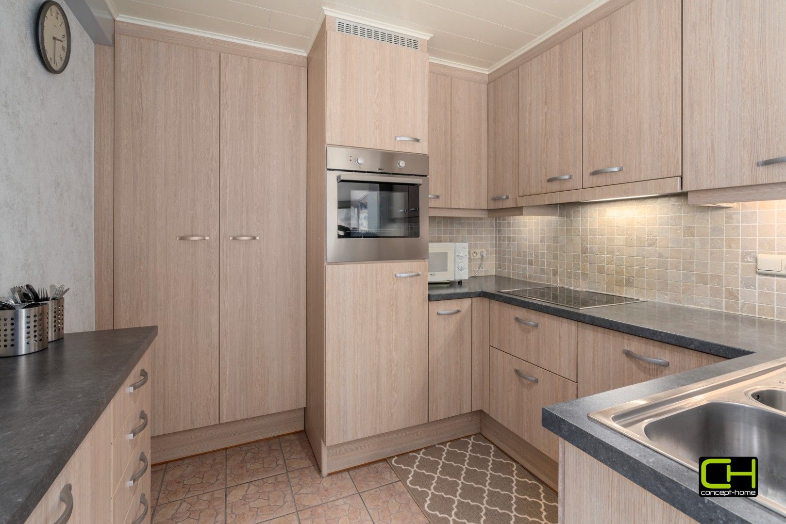 Halfopen bebouwing met drie slaapkamers te koop in Eeklo foto 8