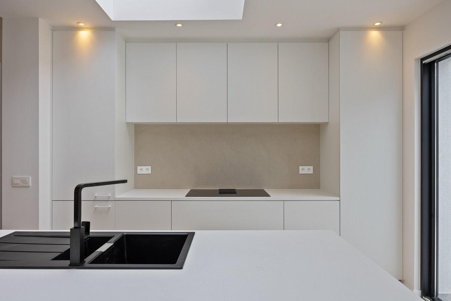 IN OPTIE!!! Kwalitatief in 2025 gerenoveerde eengezinswoning (±160m²) met 4 slaapkamers en een prachtige stadstuin - Zeer lage EPC-score! foto {{pictureIndex}}