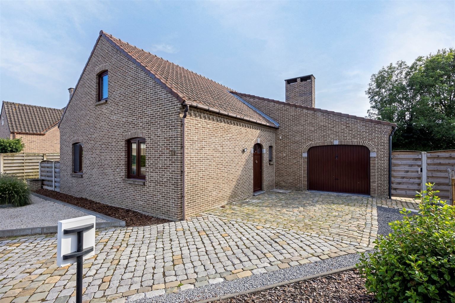 Vrijstaande, gelijkvloerse woning met 3 (+2) slaapkamers, een inpandige garage en een omheinde tuin, rustig gelegen nabij het centrum van Maaseik. foto 39