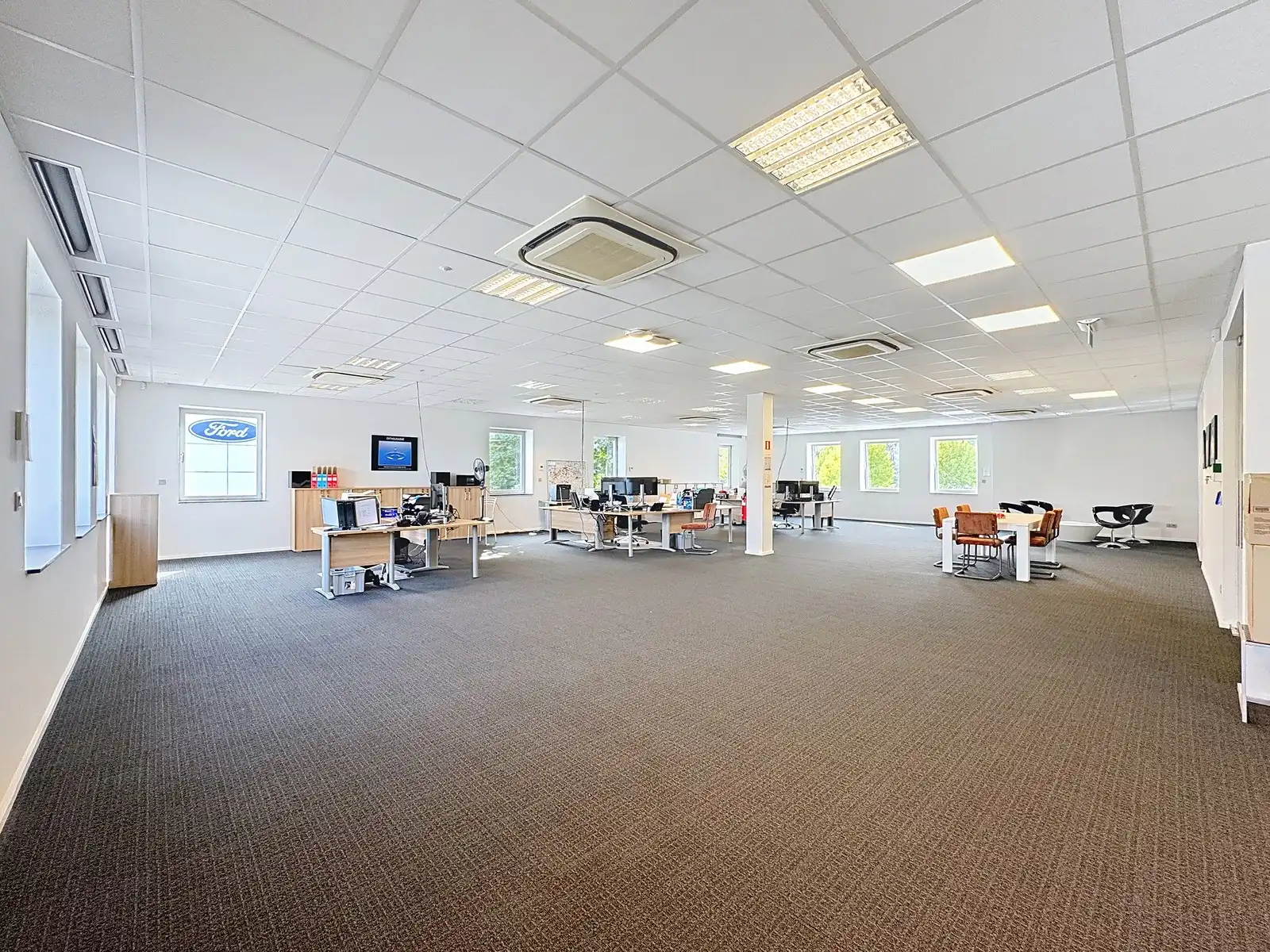 Instapklare KANTOORRUIMTEN (436m²) voorzien van alle comfort (databekabeling, airco,...) en private parkeergelegenheid. Vlot bereikbaar via Expresweg van Brugge! foto 2