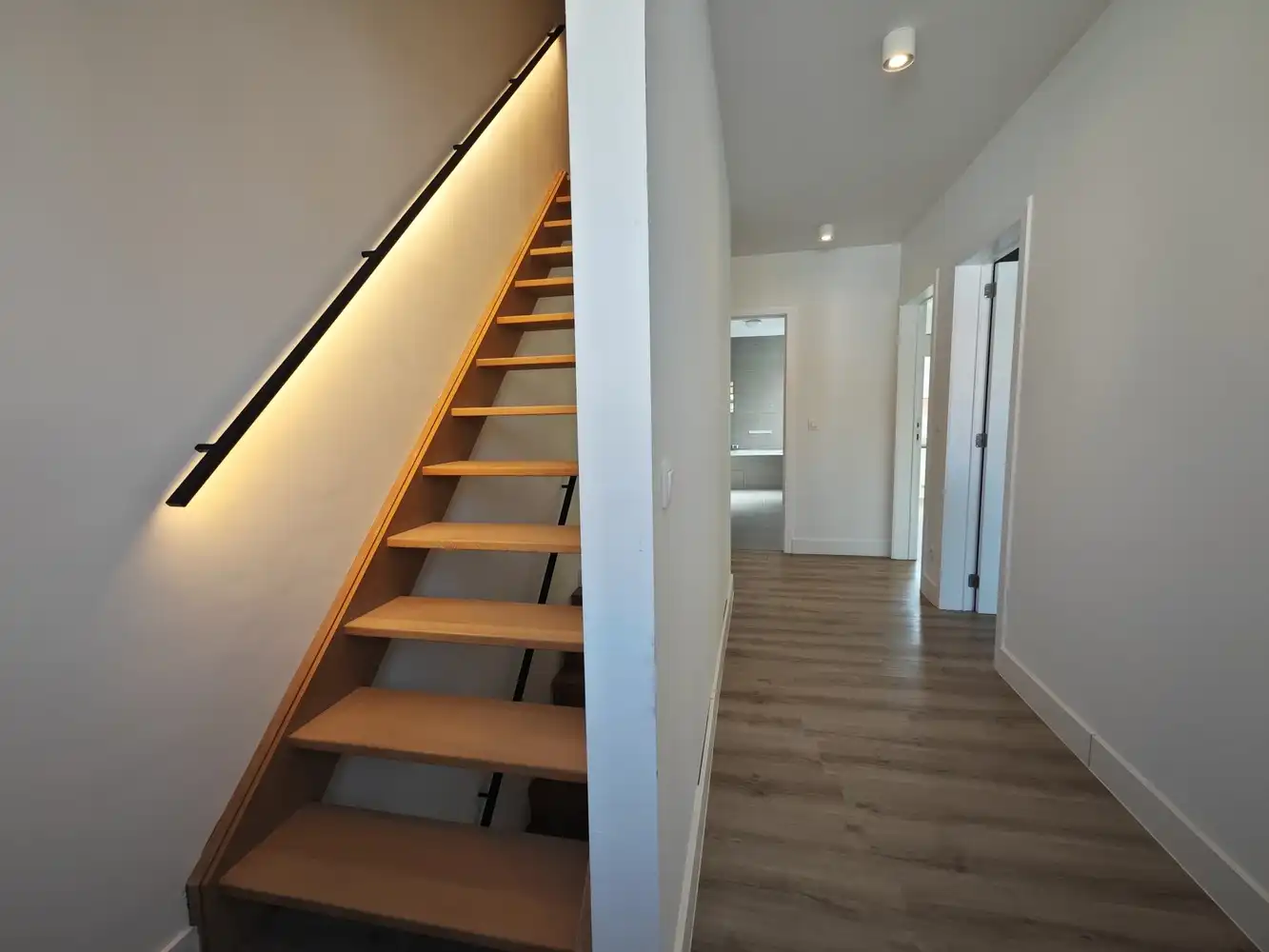 Volledig gerenoveerde stadswoning met 3 slpks en voll. aangelegde tuin foto 27